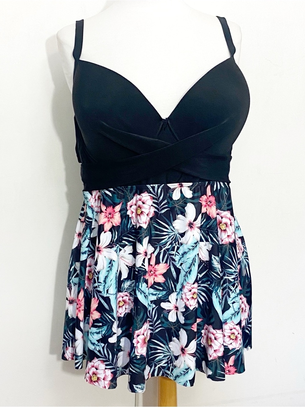 Black Tropical Floral Print Women’s Two-Piece Underwire Swimdress And Bottoms 4X